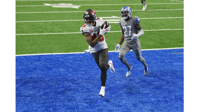 Mike Evans of the Tampa Bay Buccaneers makes a 27 yard reception for a touchdown ahead of Justin Coleman of the Detroit Lions in the first quarter