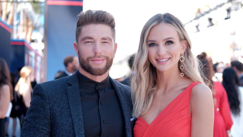 Chris Lane Shares Sweet Christmas Photo With Pregnant Wife Lauren ...