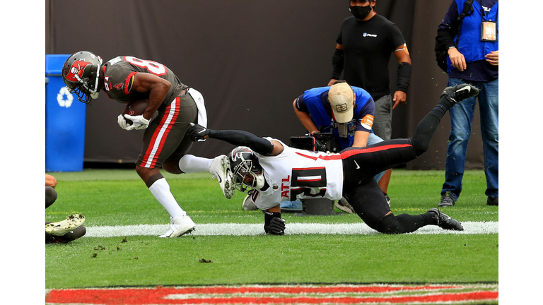 Antonio Brown catches a 25-yard touchdown pass from Tom Brady in the second quarter Sunday against the Atlanta Falcons