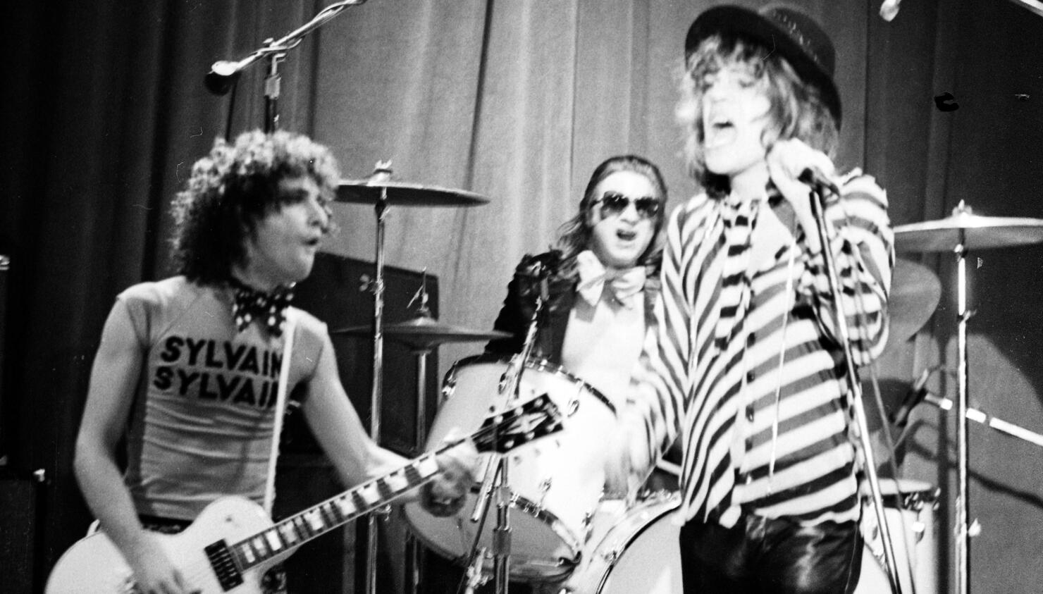 New York Dolls Guitarist Sylvain Sylvain Dies At Age 69 | iHeart