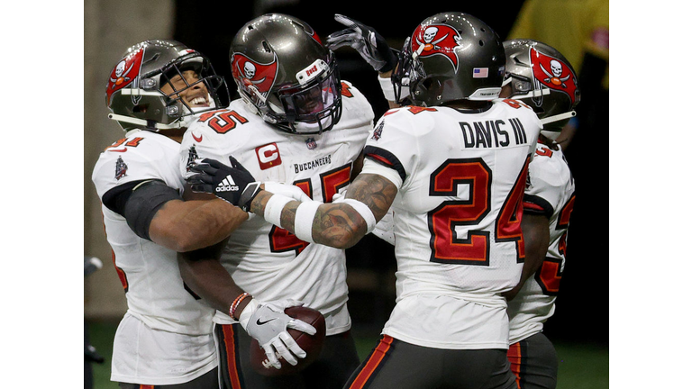 Devin White celebrates with his teammates after intercepting a Drew Brees pass in the 4th quarter