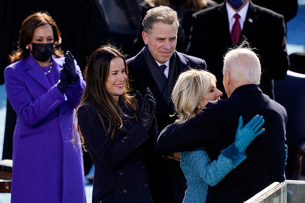 Joe Biden abraza a su esposa, la doctora Jill Biden frente a sus hijos Ashley y Hunter.