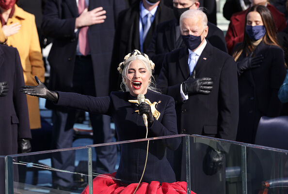 Lady Gaga emocionó a los presentes con su interpretación del Himno Nacional.