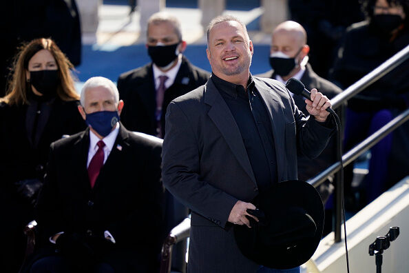 Garth Brooks cantó en la Inauguración y en el fondo se ve al ex vice presidente Mike Pence.