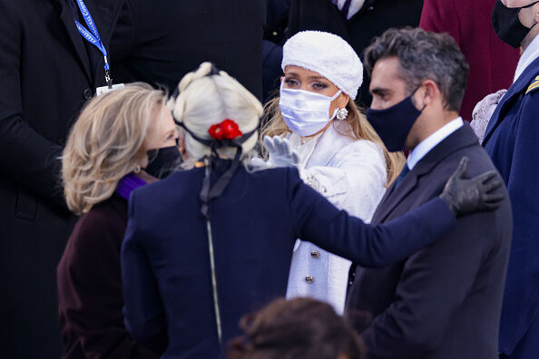 Hillary Clinton saludaba a JLo y Lady Gaga tras su presentación.