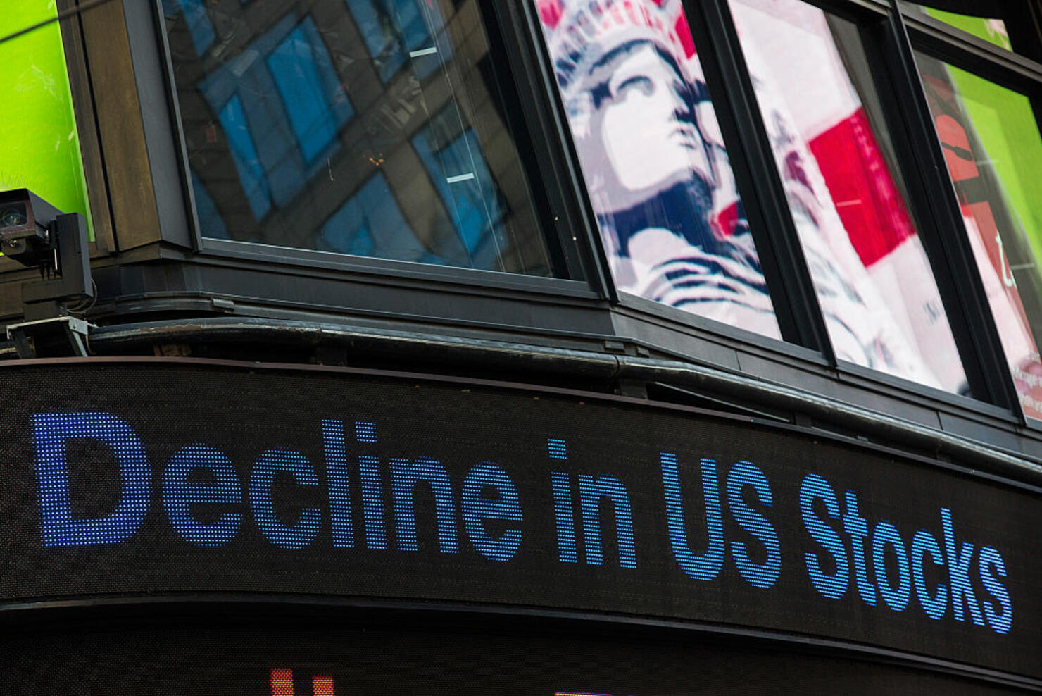 Dow Jones Industrial Average Drops Over 500 Points