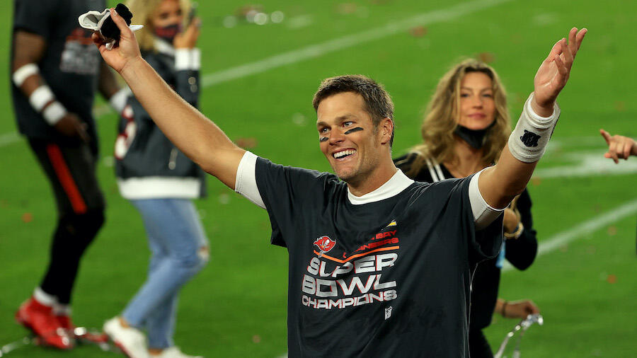 SEVEN Super Bowl rings. Tom Brady showing off. @brgridiron 