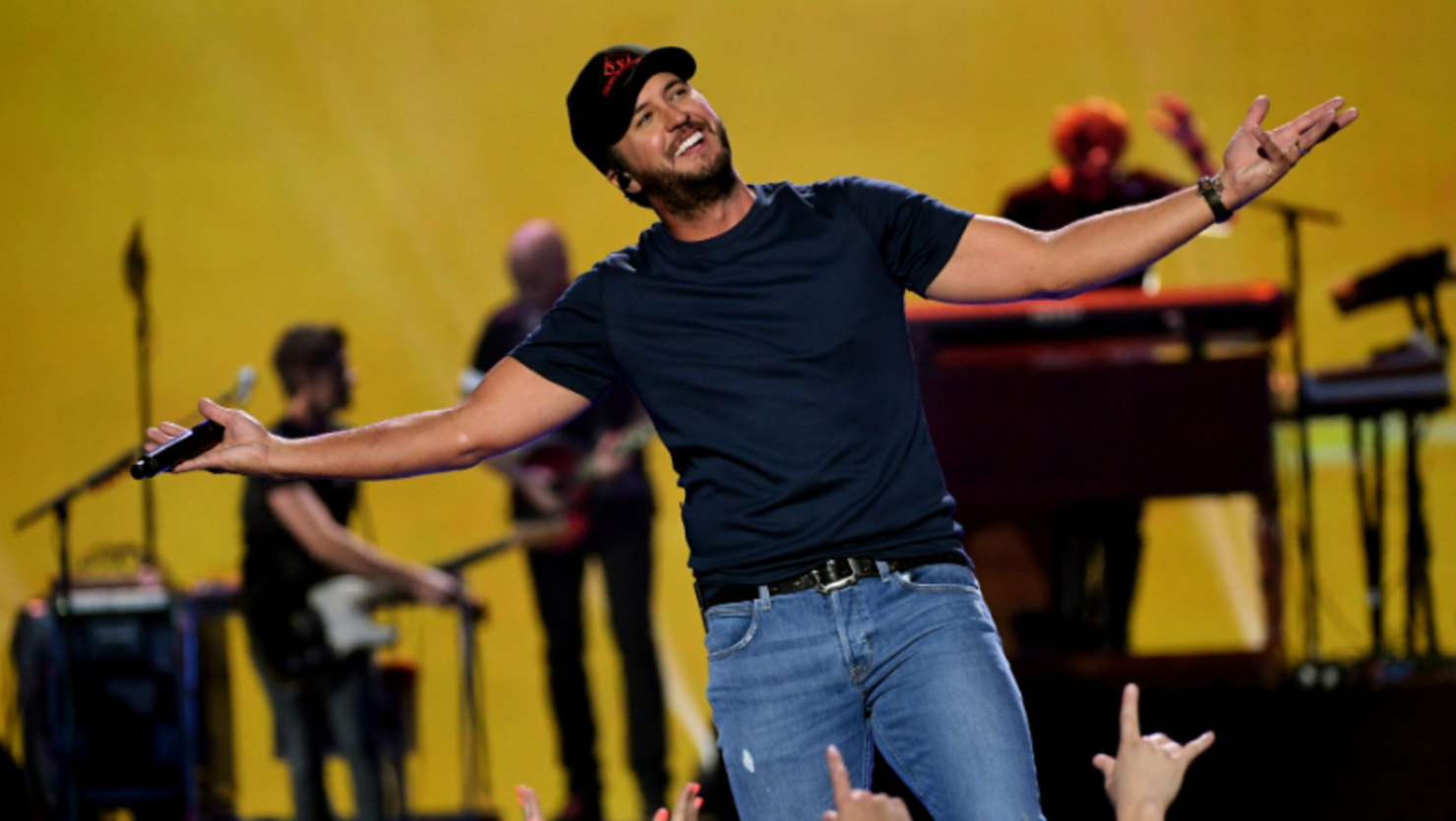 Luke Bryan Cracks Himself Up With Hilarious 'Jaws' Prank During Interview