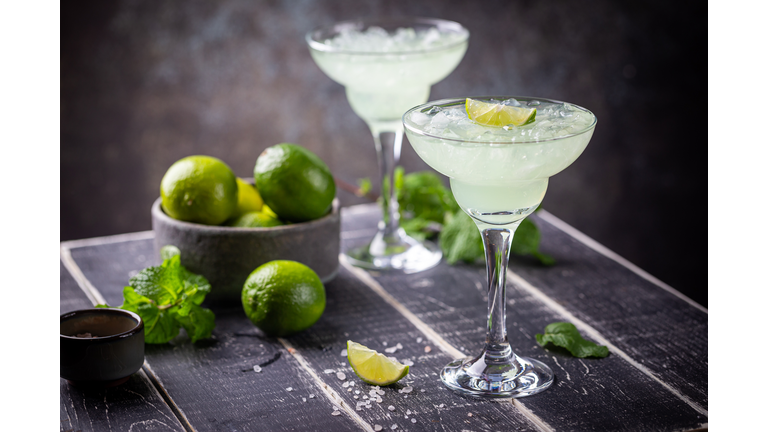 margarita cocktail with lime