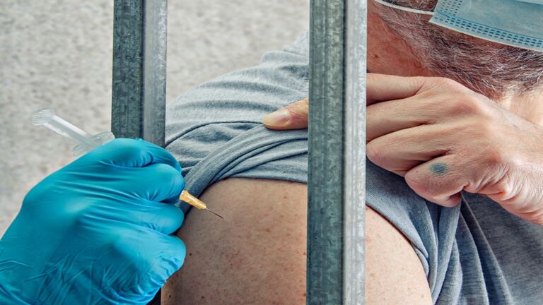 Prisoner needs to be vaccinated against COVID-19