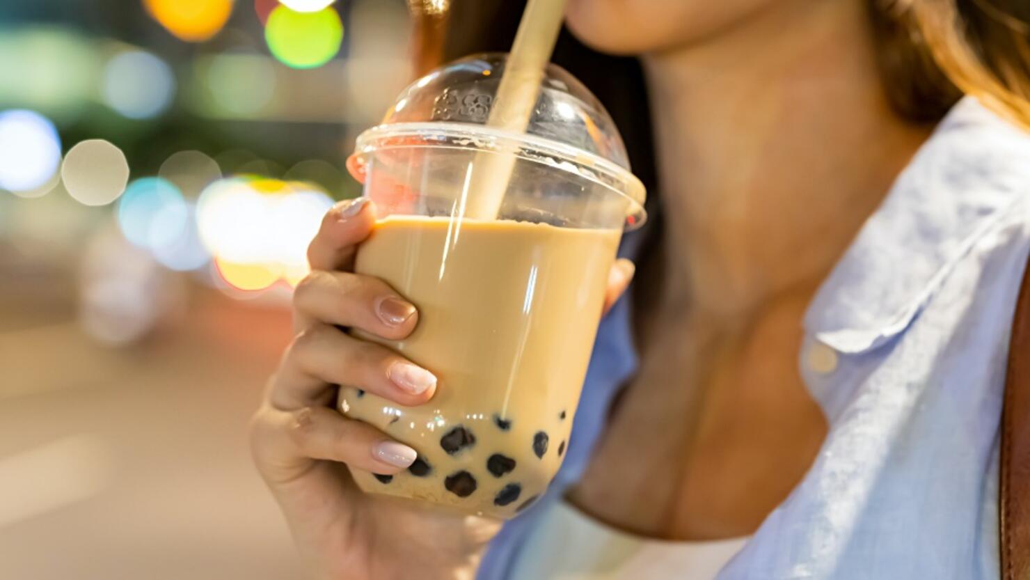 woman holding bubble milk tea