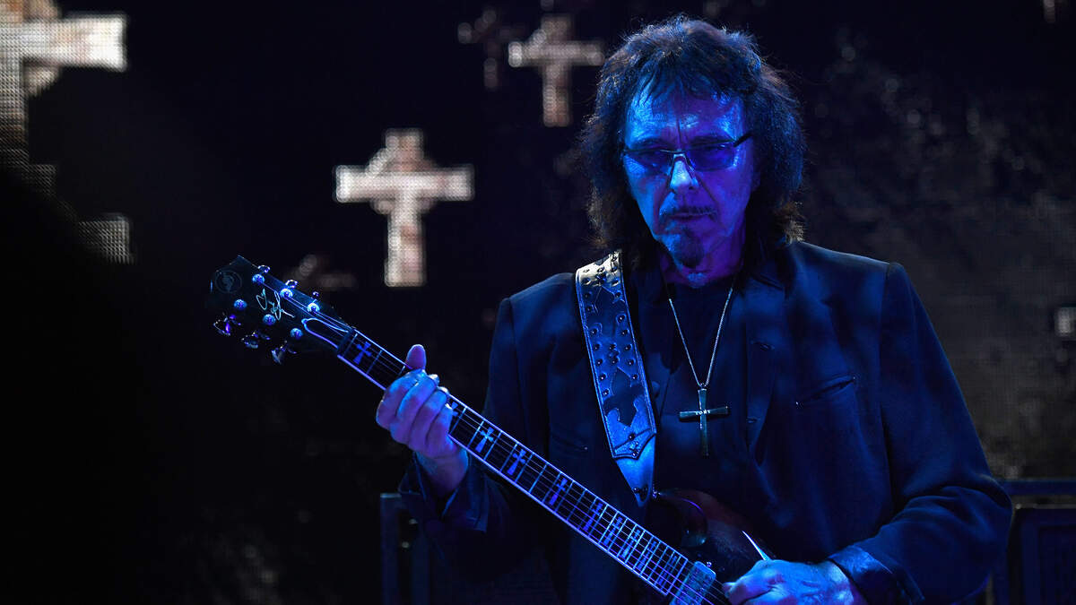 Рок умершие. Айомми штат. Тони Айомми в молодости без усов. Tony Iommi на концерте. Тони Айомми указывающий пальцем.