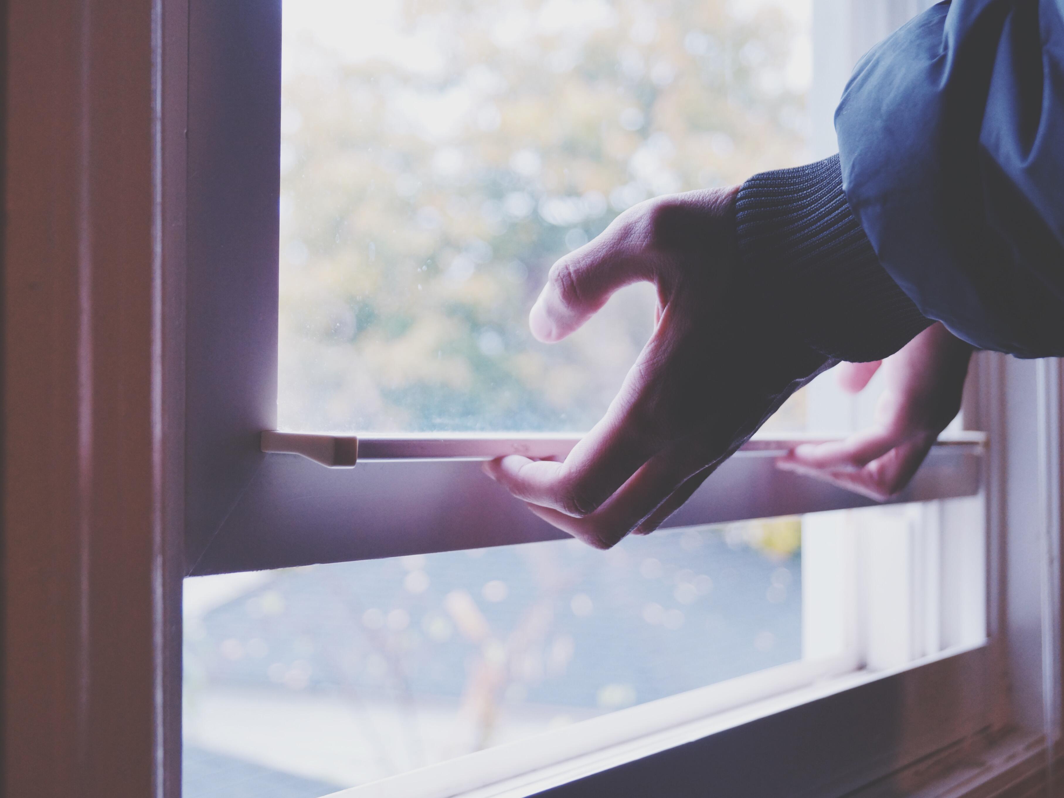 They had their window. Stuck in Window. Open Window. Window Opening. To open Window.