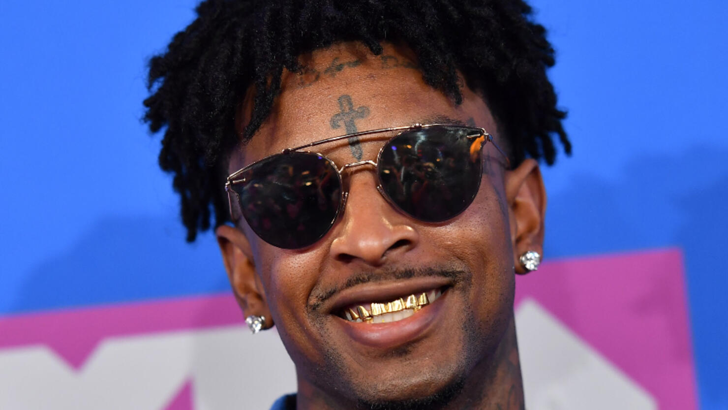 21 Savage Removes Gold Grill, Shows Off Brand New Smile | iHeart