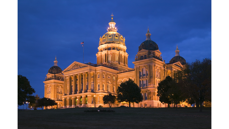 USA, Iowa, Des Moines, State Capitol, night