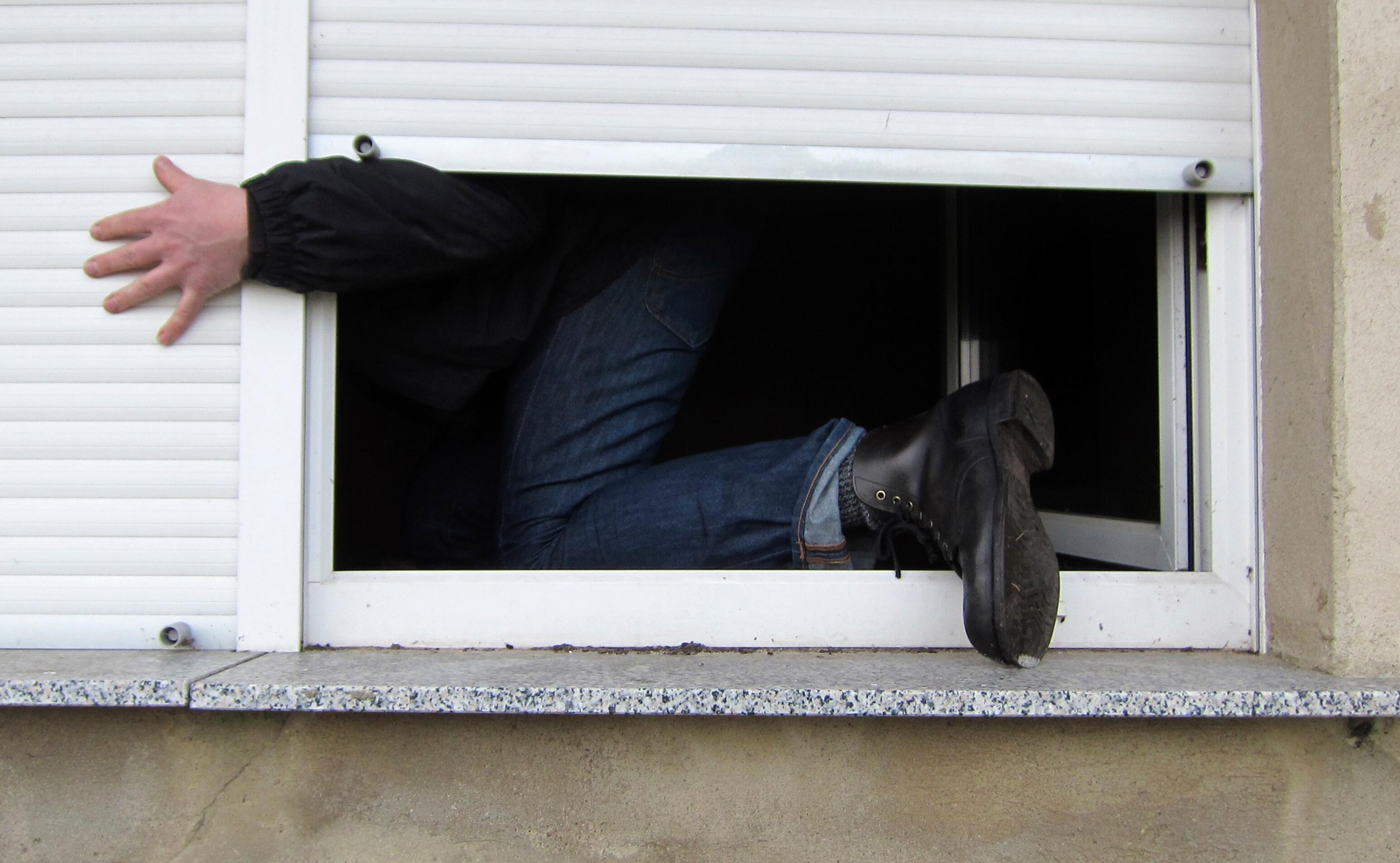 Suspect Tries Fooling Cops By Swapping Clothes Sneaking Out Of Window 8365