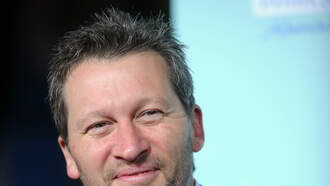 Ken Kwapis Gave Creed Bratton A Desk & More ‘Office’ Memories