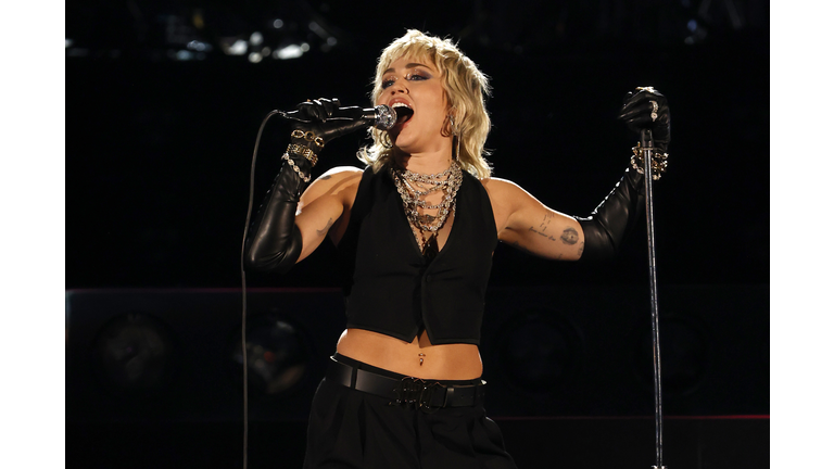Miley Cyrus Performs A Tribute To Frontline Heroes At The 2021 NCAA Final Four