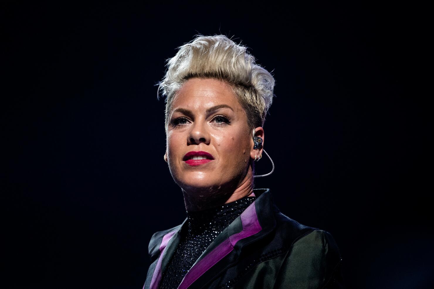 TOPSHOT-FRANCE-US-MUSIC-CONCERT-PINK