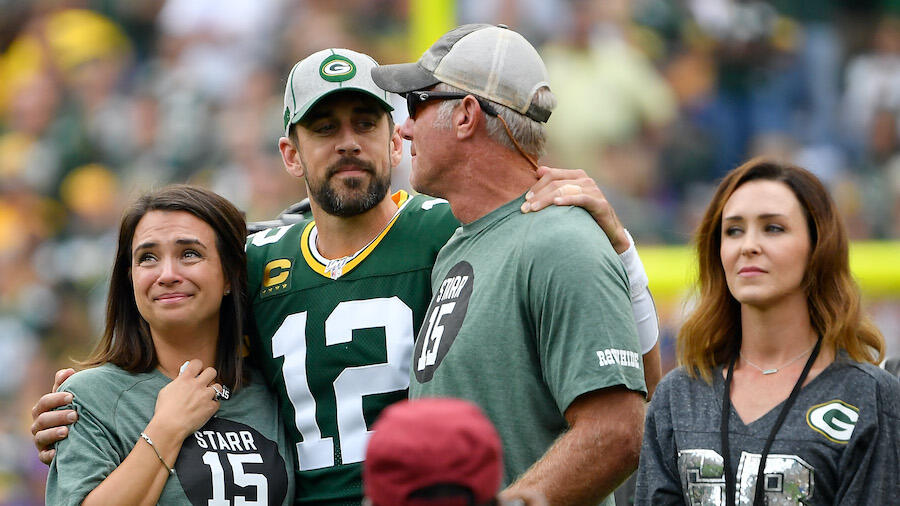 NFL fans on Aaron Rodgers and Brett Favre as former teammate