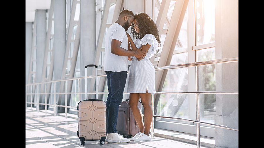 Video Wife Tries To Confront Cheating Husband And His Girlfriend At Airport Iheart 