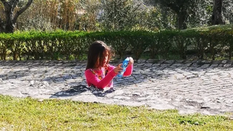 Confusing Photo Of Girl In The Ground Has People's Minds Melting