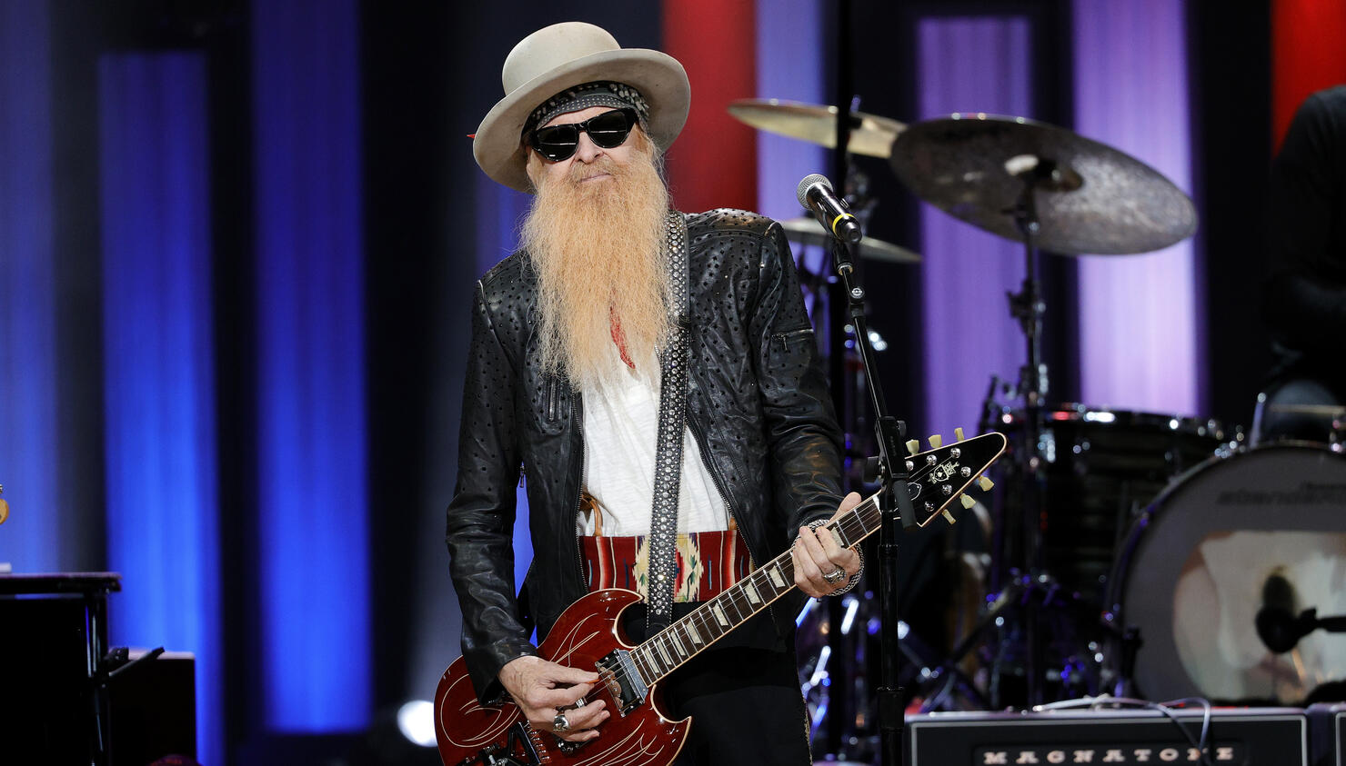 Billy Gibbons Tells The Story Behind That Strange Hat He Always Wears ...