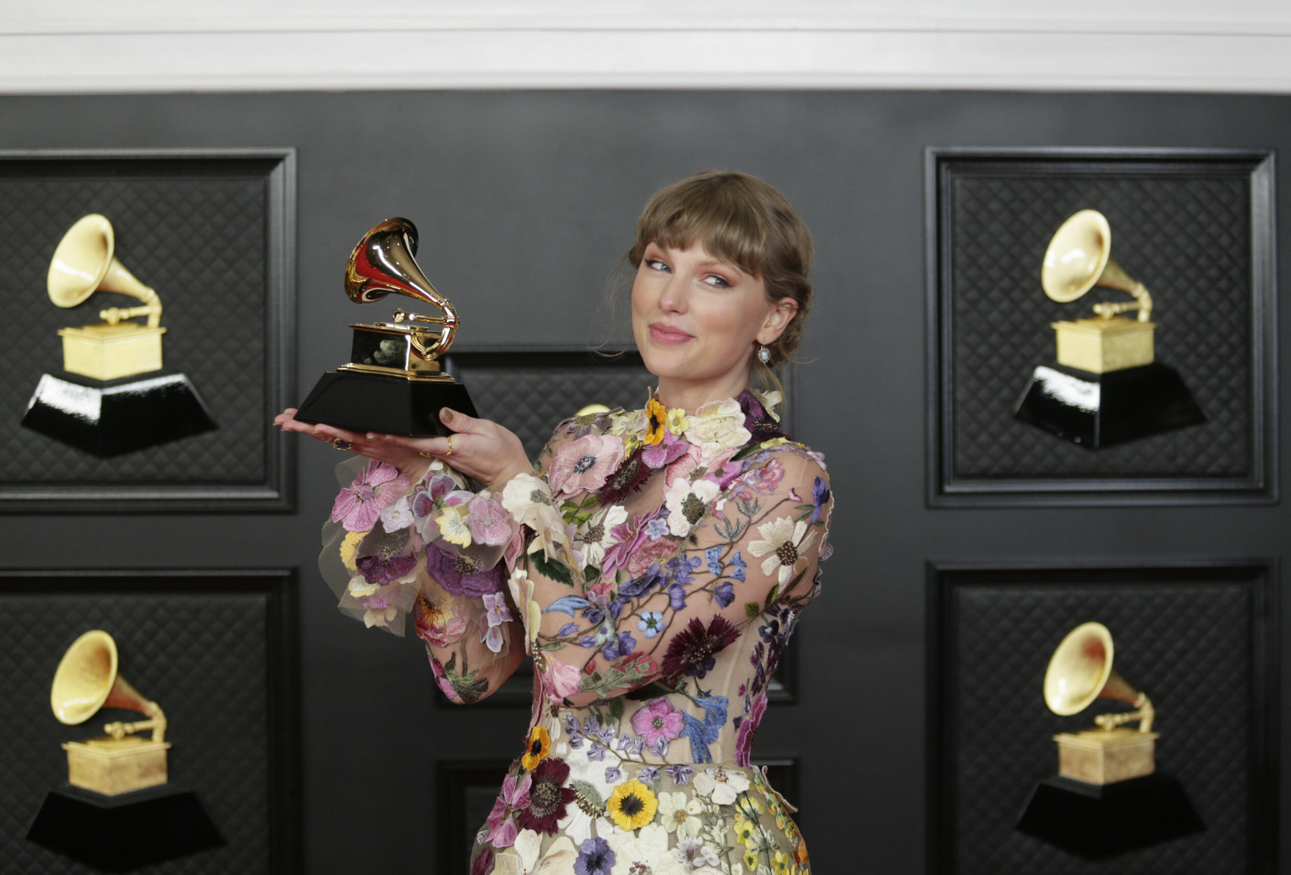 Taylor Swift shatters vinyl sales record with 'Evermore