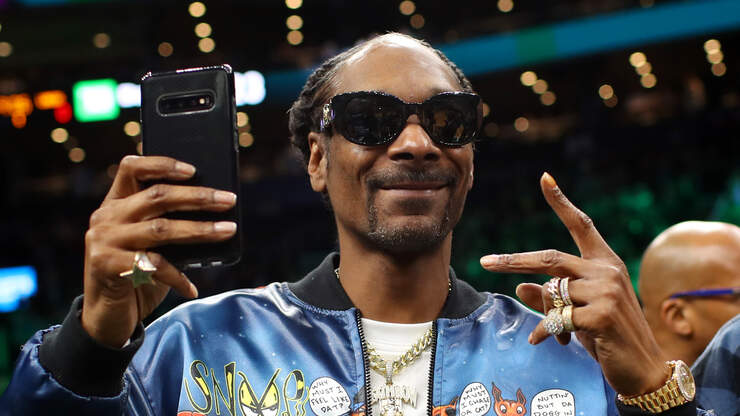 Man Tweets Photo Of Mom Meeting Snoop Dogg In LA, People Think Its Not