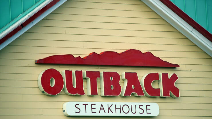 Naked Florida woman trashes an Outback Steakhouse, confronts police officer - Flipboard