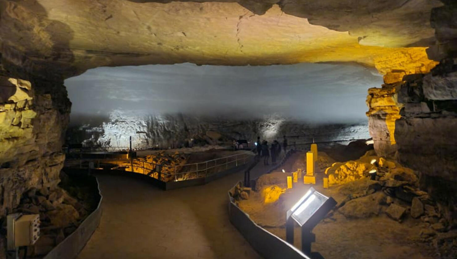 Fog the cave. Маммот-Кейв. Мамонтова пещера Кентукки. Мамонтовые пещеры в Кентукки. Мамонт в пещере.