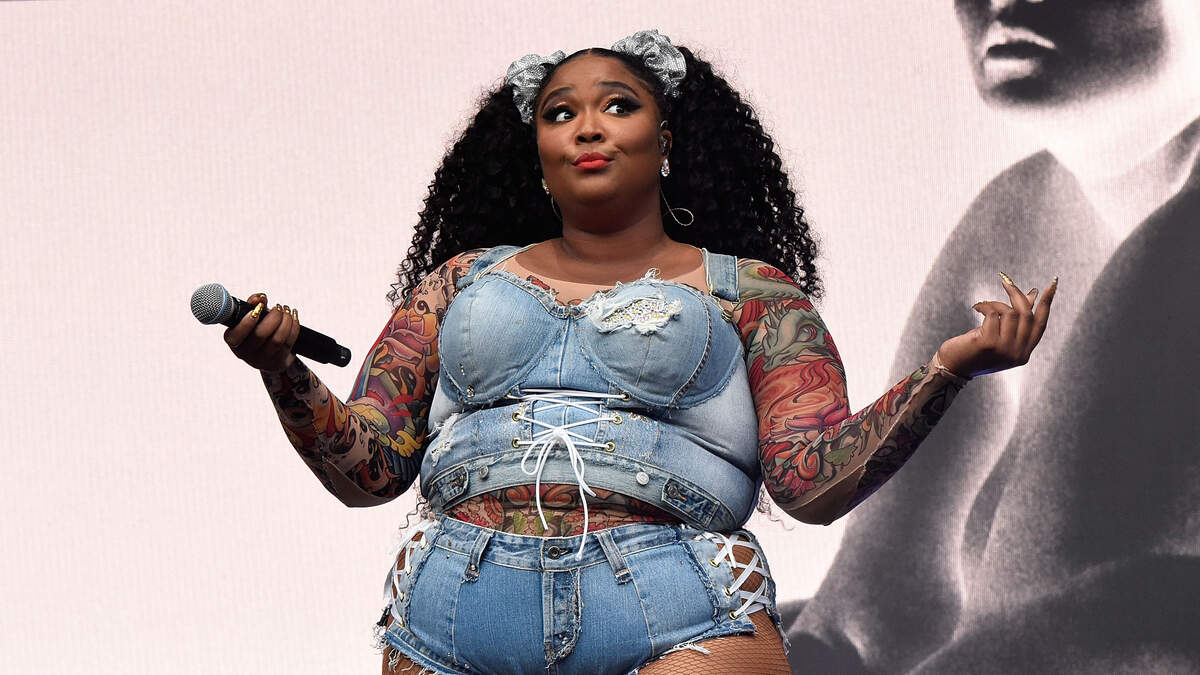 Lizzo Announces Start Of 'Big Grrrl Summer' With New Bikini Photo