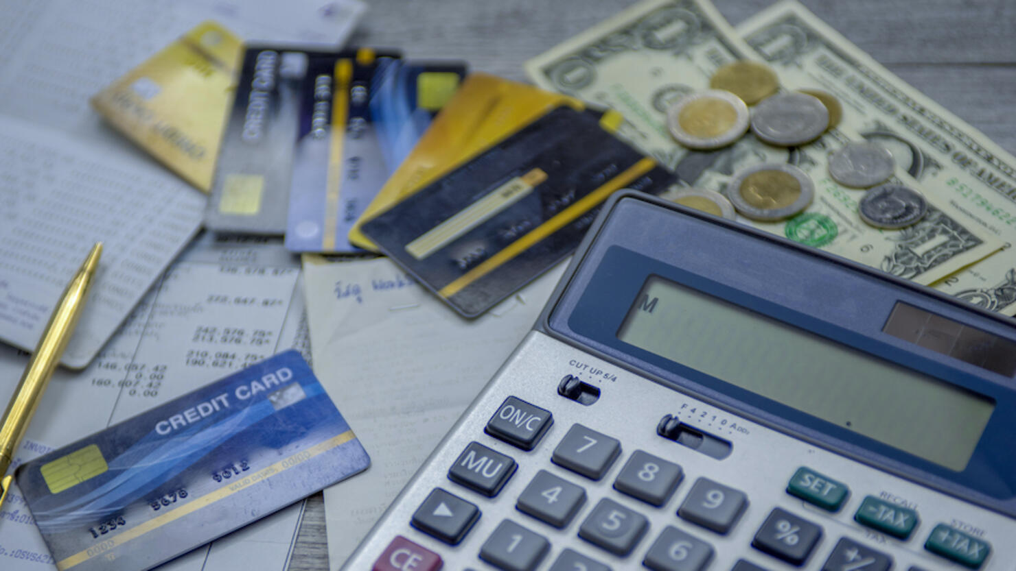 Calculating monthly expenses for credit card debt with banknotes