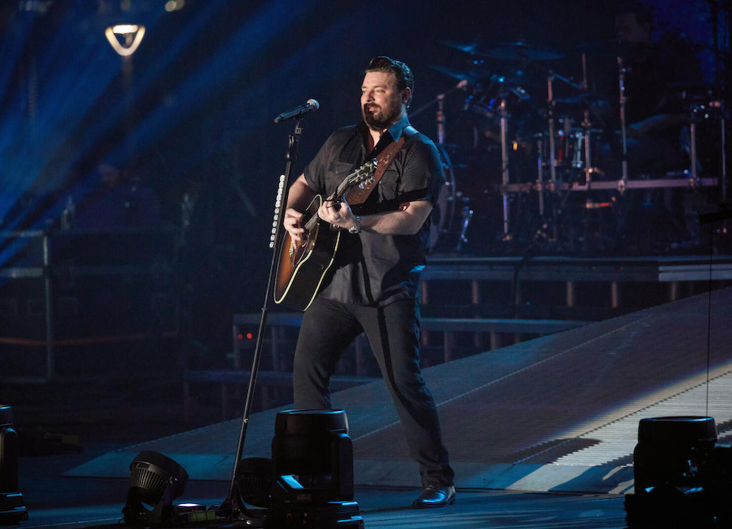 Chris Young Turned His Free Nashville Concert Into A Music Video Shoot