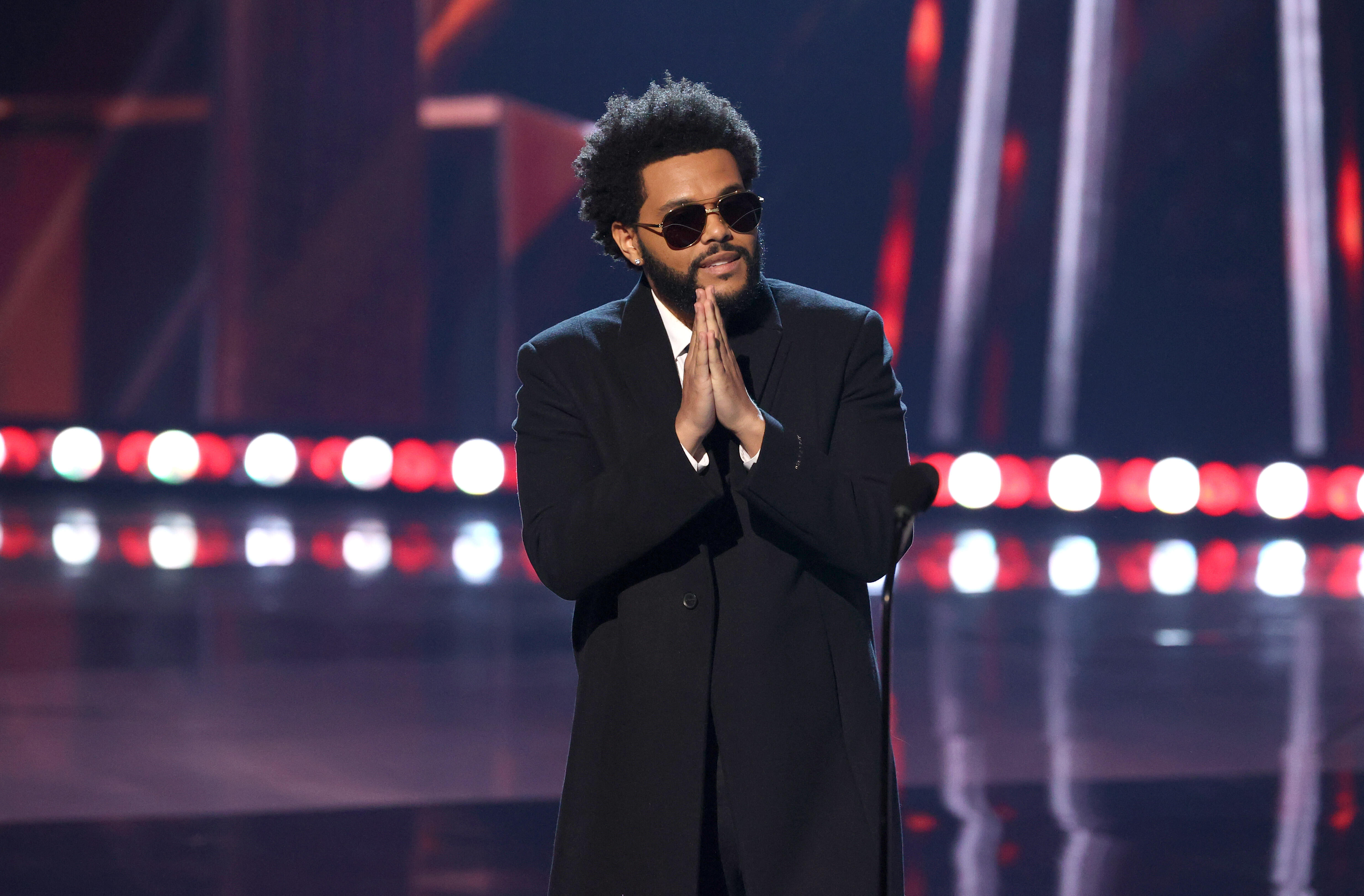 Шоу песни 9. The Weeknd 2022. The Weeknd 2022 певец. The Weeknd 2022 фото. The Weeknd Dawn fm.