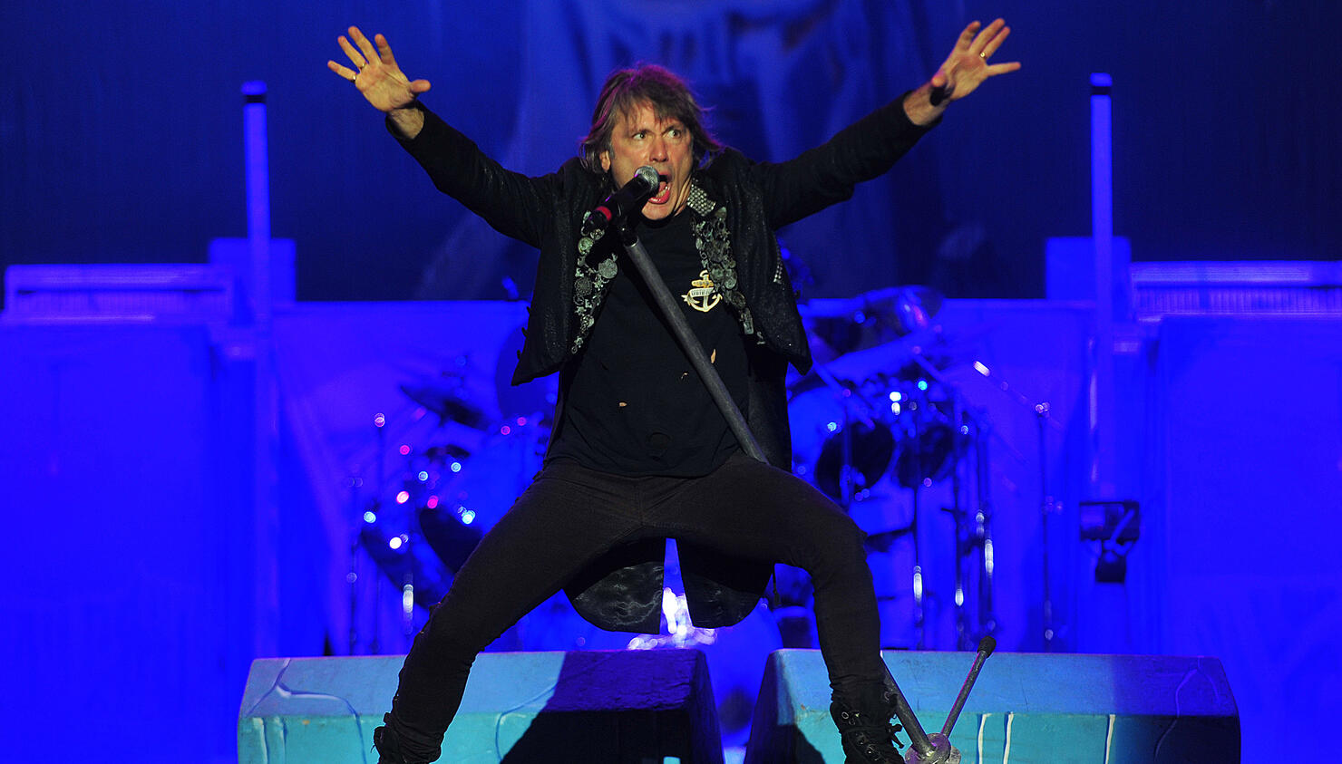 Iron Maiden S Bruce Dickinson Thankful For His Cancer Battle Iheart