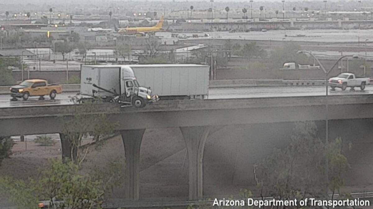 Overloaded truck on the freeway. : r/phoenix