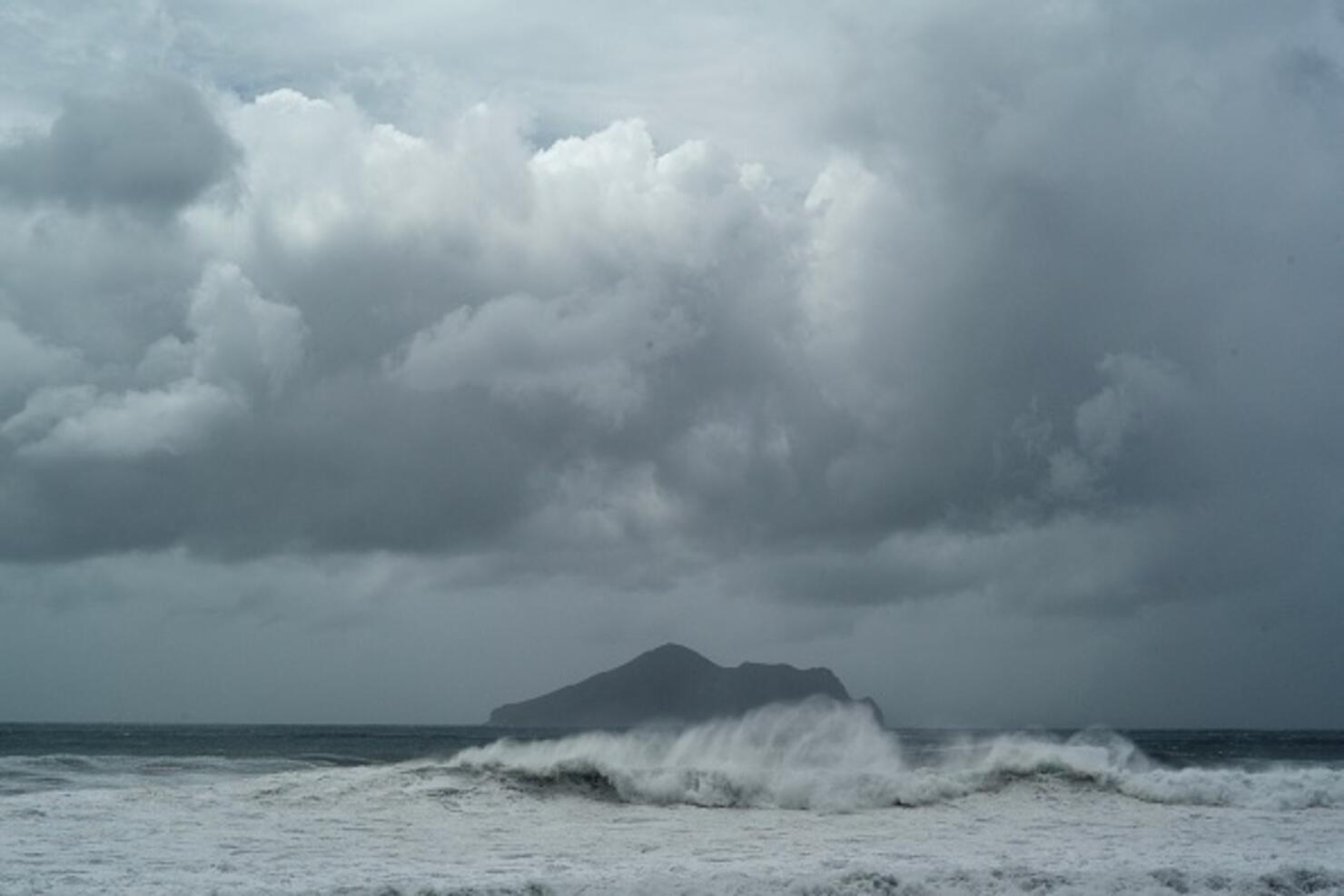 TOPSHOT-TAIWAN-WEATHER-TYPHOON