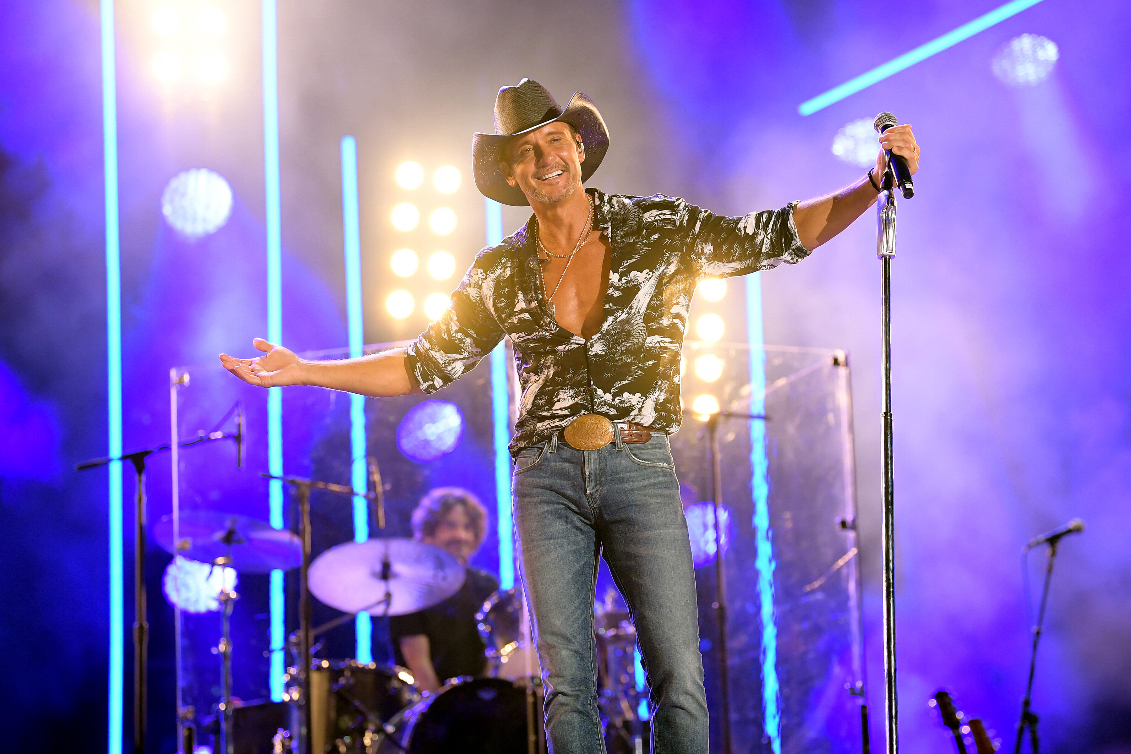 Tim McGraw Announces McGraw Tour 2022 with Russell Dickerson