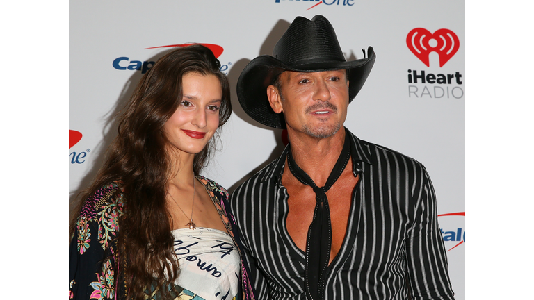 Tim McGraw brings daughter to AMAs — and she looks just like mom