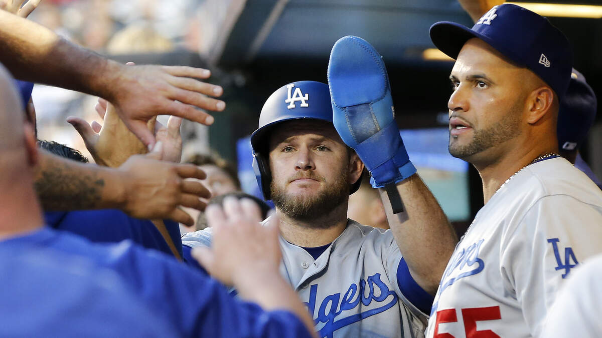 Fan Shines Green Laser at Max Muncy During Dodgers vs. Mets Game! 