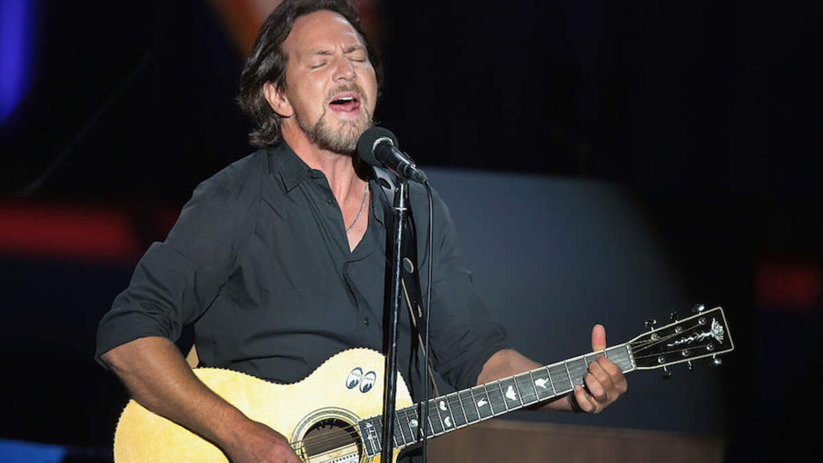 Eddie Vedder Sings â€˜Take Me Out to the Ball Gameâ€™ at World Series Game  5: Watch