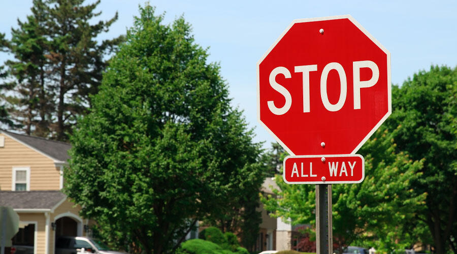 lawmakers-are-voting-to-change-stop-sign-laws-in-california-iheart