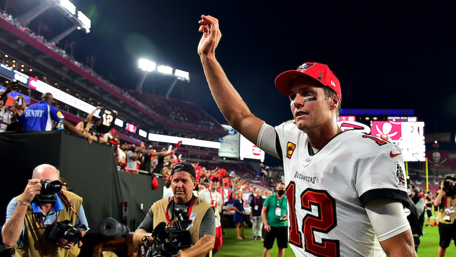 Tom Brady giving Bitcoin to Tampa Bay Buccaneers fan for giving back 600th  touchdown ball 