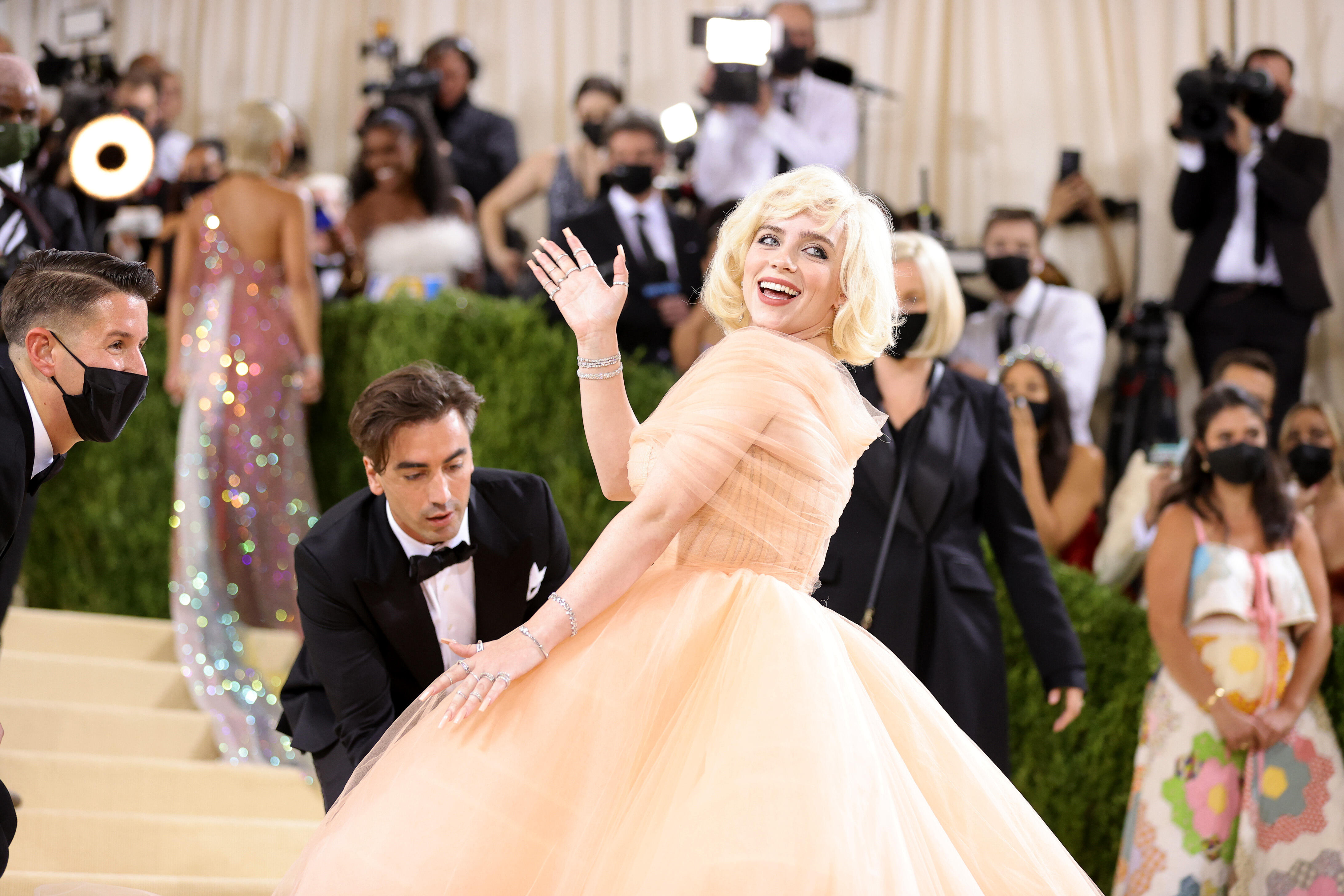 Образ на бал. Билли Айлиш в образе Мэрилин Монро. Billie Eilish met Gala. Met Gala 2021 Билли Айлиш. Билли Айлиш в платье на met Gala.