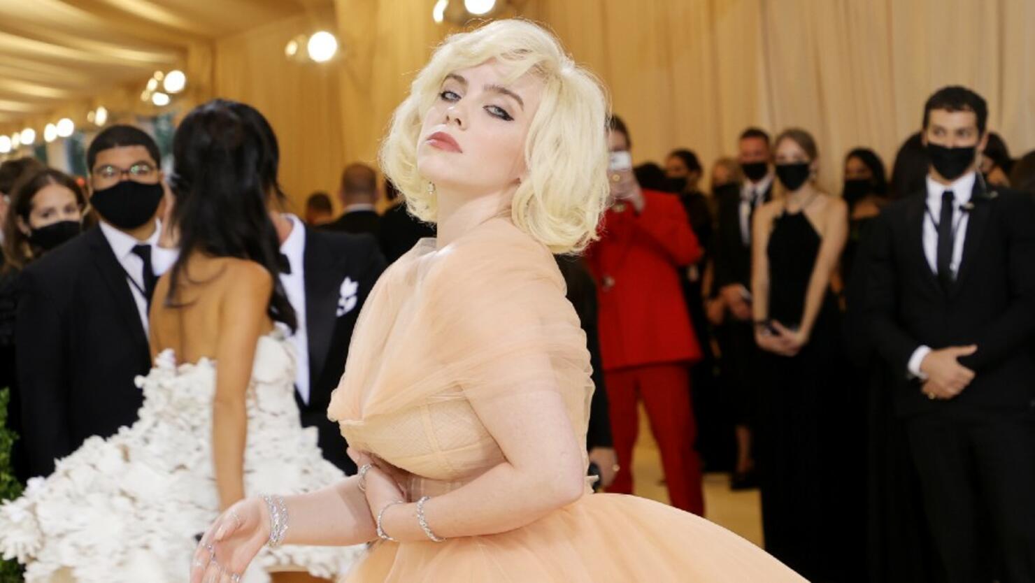 Billie eilish oscar. Билли Айлиш Гала. Billie Eilish met Gala. Билли Айлиш в Oscar de la Renta. Мет Гала 2023 Билли Айлиш наряд.