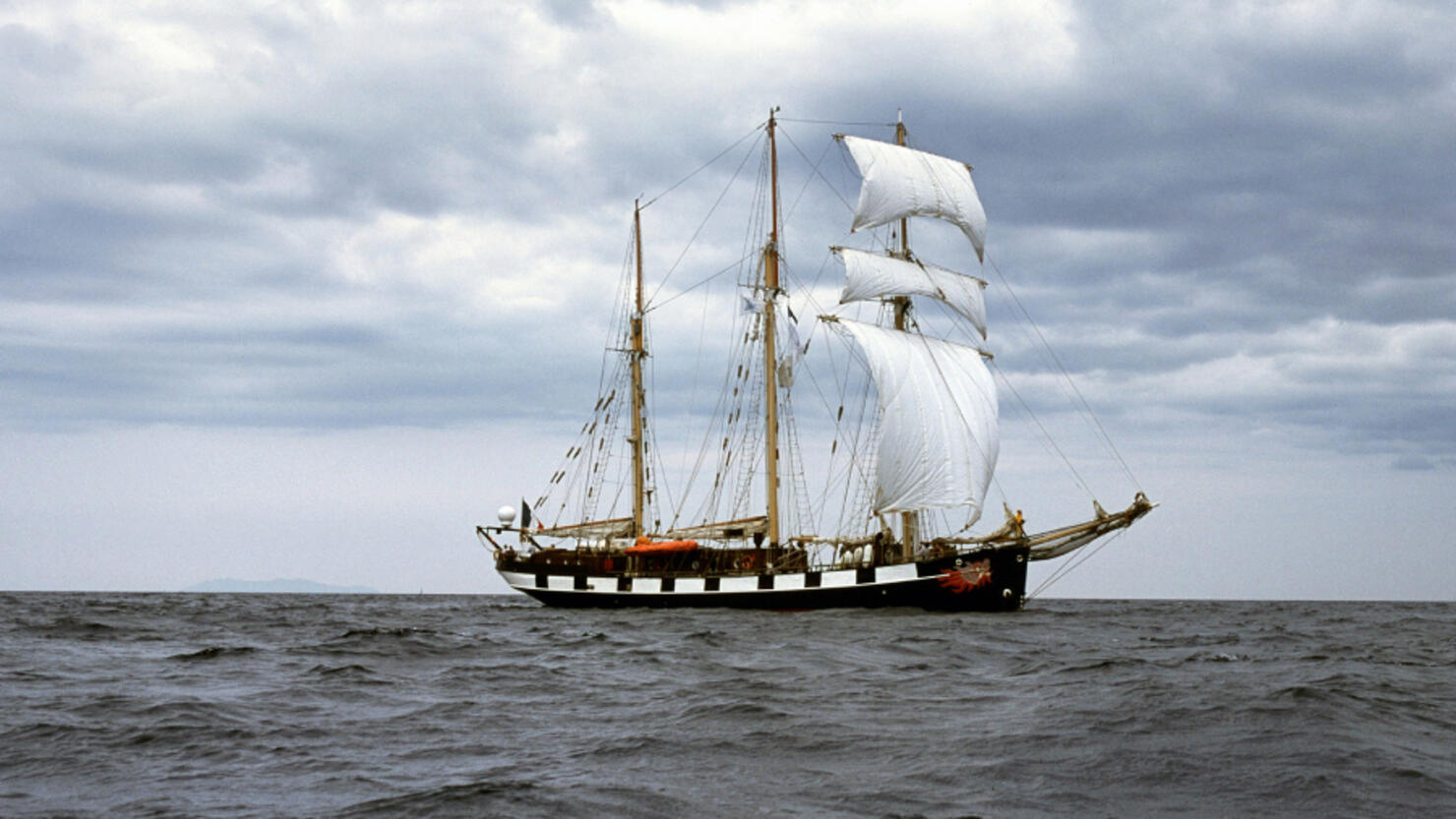 jordskælv tønde operatør Eerie 'Pirate Ship' Appears Off Coast Of North Carolina | iHeart