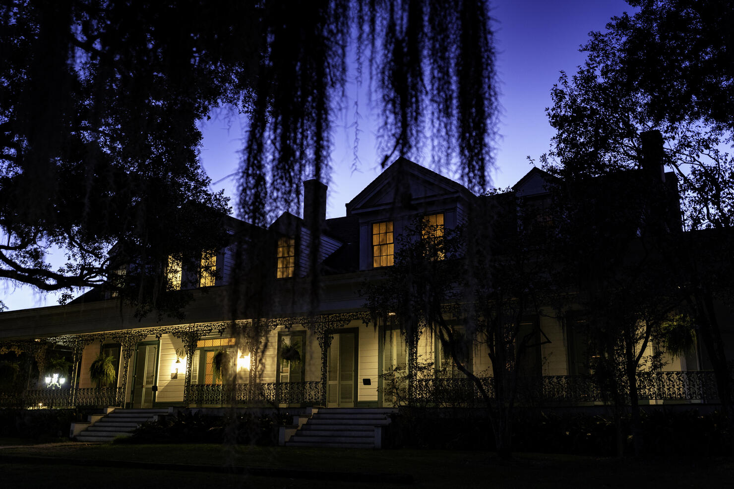 Spooky Myrtles Plantation at night