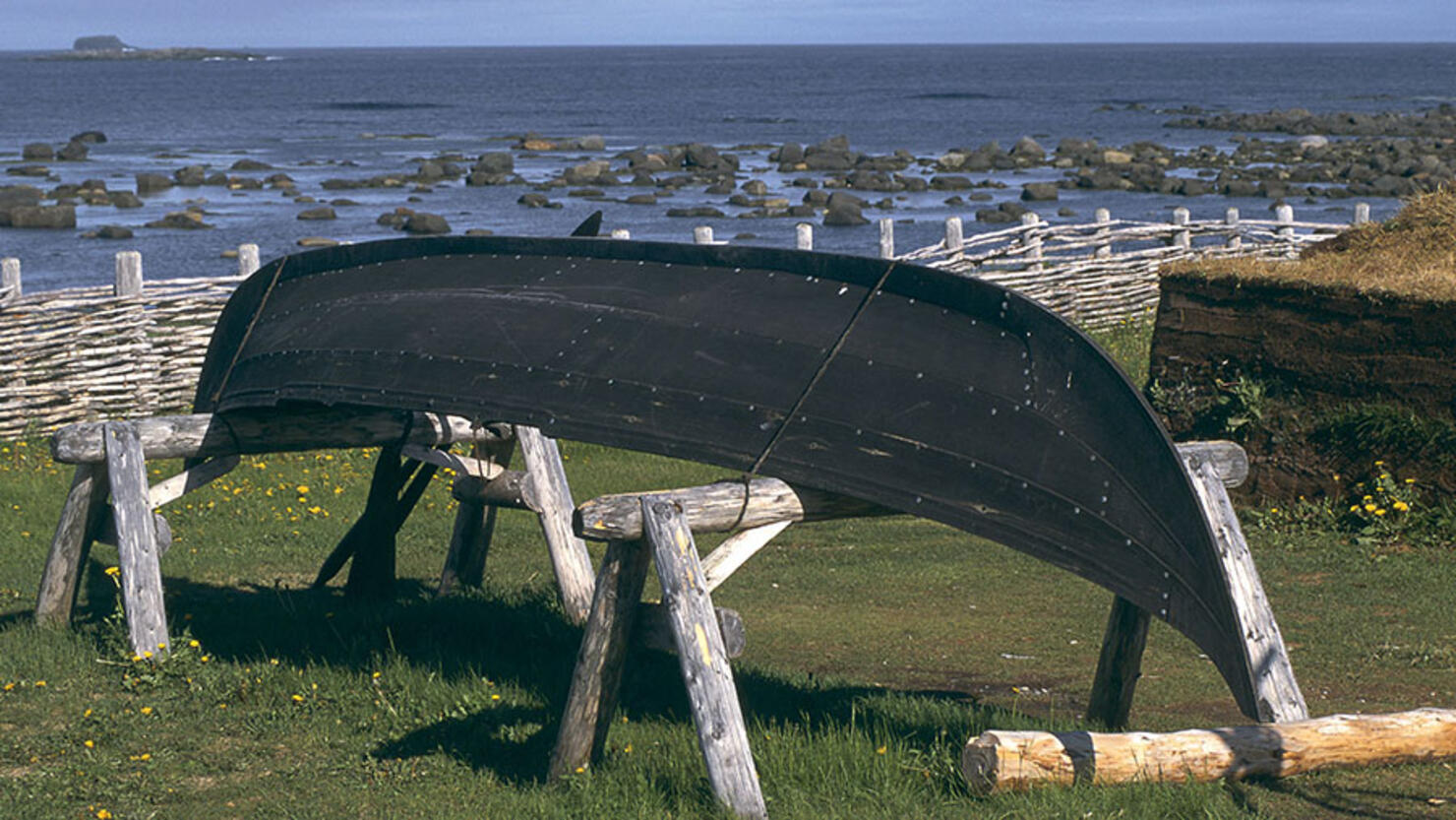 RECONSTITUTION D' HABITTATIONS VIKINGS, ANSE-AUX-MEADOWS, TERRE-NEUVE, CANADA