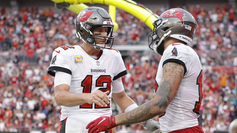 Buccaneers' Mike Evans gives away Tom Brady's 600th TD pass to a fan